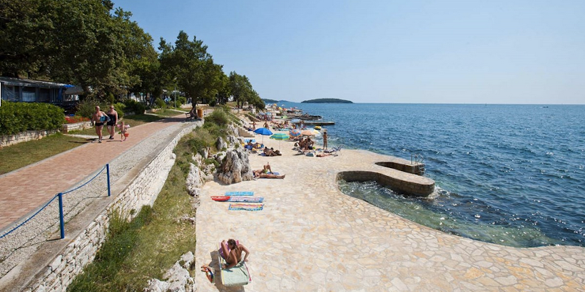 Uferpromenade von Zelena - Menschen beim Sonnenbaden