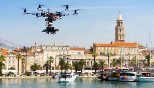 Drohne am Hafen in Kroatien - Drohnen Regeln für Drohnenflug - Drohnen Gesetze in Kroatien