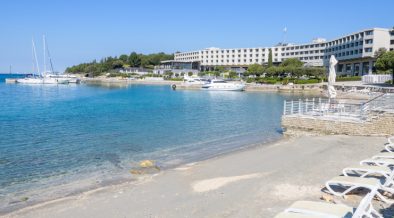 Strand vor Island Hotel Istra auf dem Inselduo Insel Andrija und Insel Maškin