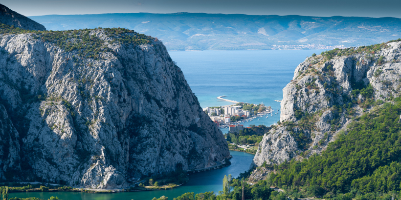 Omiš Omis von den Bergen aus