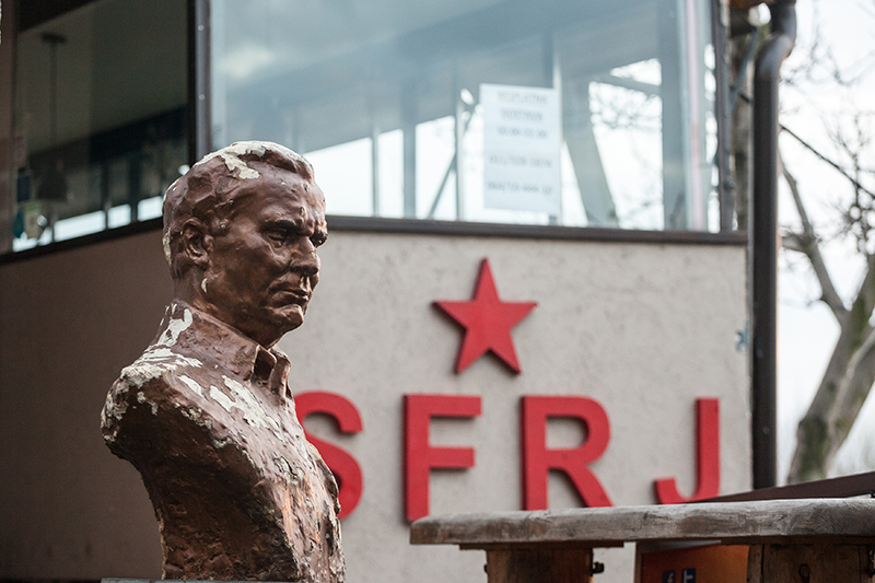 Belgrad Serbien Marschall Josip Broz Tito vor einem SFRJ (Sozialistische Föderative Republik Jugoslawien) roten Stern. Tito war der kommunistische sozialistische Führer Jugoslawiens.