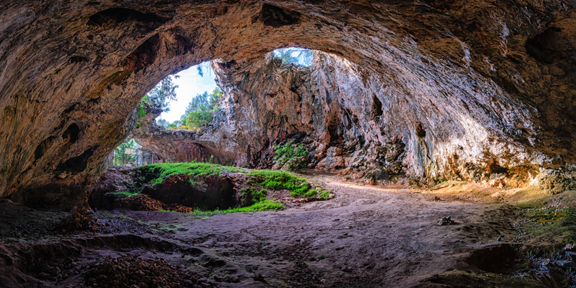 große Grotte in Vela Luka