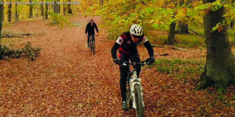 Bike-Club Psunj beim Radfahren in Nova Gradiška im goldenen Herbst in Slawonien