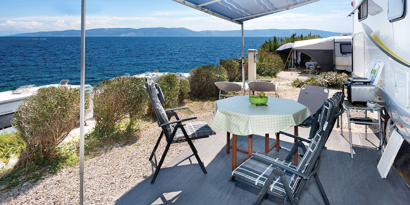 Gemütliche Campingterrasse vor Wohnmobil am Meer - Labin und Rabac