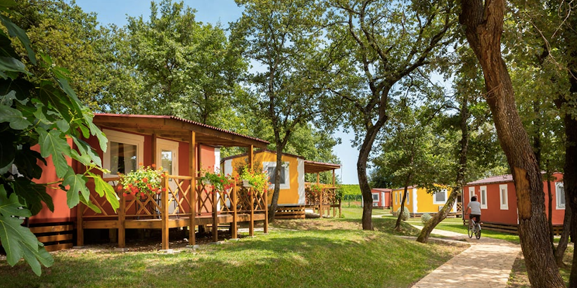 Idyllischer Spazierweg im Mobile Home Camping von Aminess in Novigrad