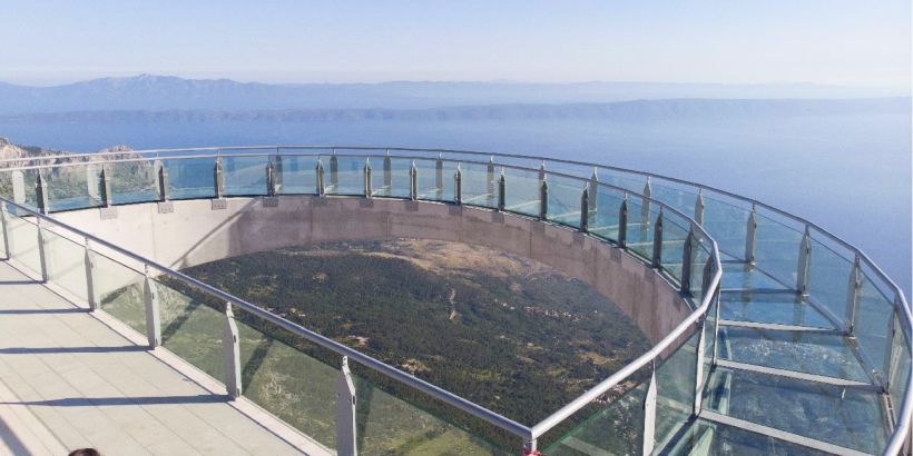 Skywalk Biokovo mit Panorama Blick auf die Adria - Gläserne Brücke im Gebirge