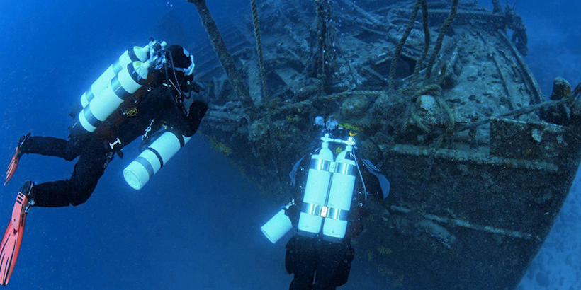 Taucher beim Entdecken von versunkenem Schiff nahe Rabac