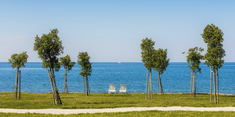 Zwei Liegestühle im Grünen am Meer beim Camping in Poreč