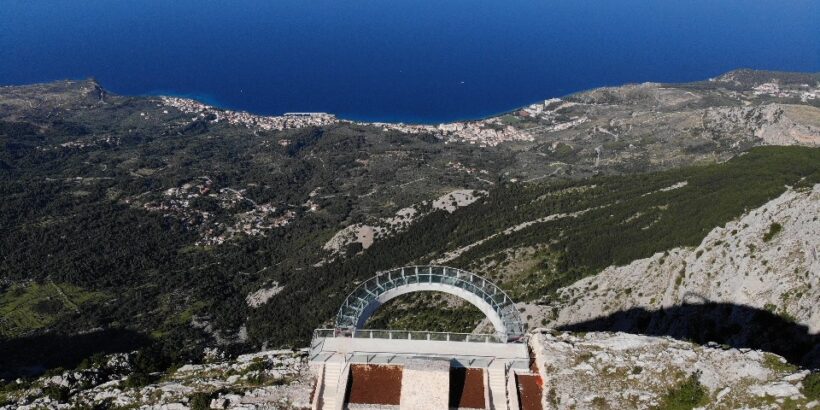 Drohnenaufnahme-der-Gebirgsbrücke-Biokovo-über-dem-Meer