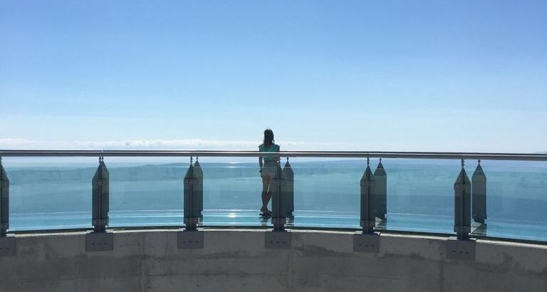 Frau-genießt-das-Meer-Panorma-auf-dem-Skywalk-Biokovo