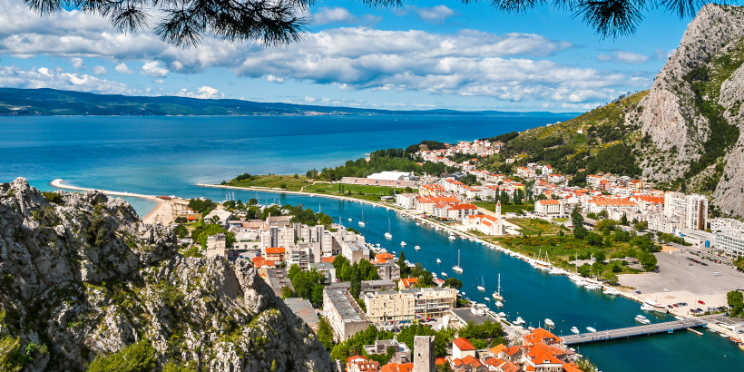 Stadt Omiš in Dalmatien am Fluss Cetina - alte Piratenstadt an der Adria in Dalmatien